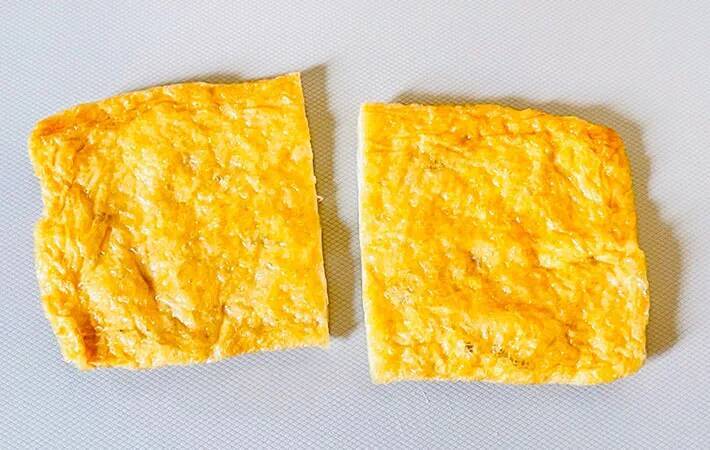 2つに切った油揚げにアルミを入れて？　作業15分で作った一品とは