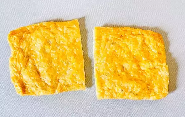 「2つに切った油揚げにアルミを入れて？　作業15分で作った一品とは」の画像