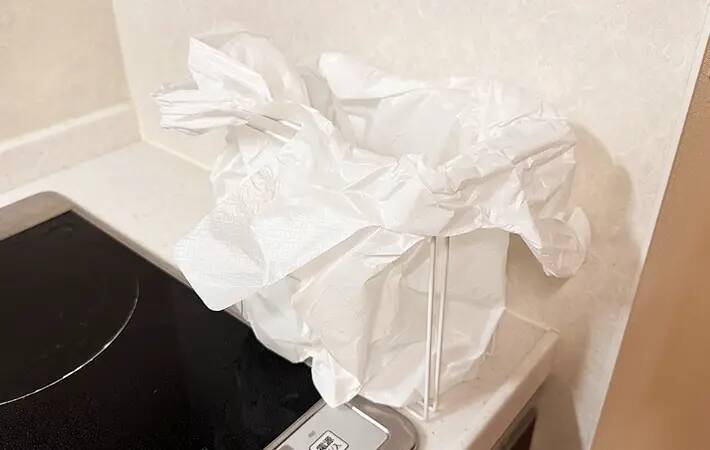 100均のワイヤーふきんかけに『じゃない物』をかけてみた　収納力が抜群で「もう1個欲しい」「家中で使える」