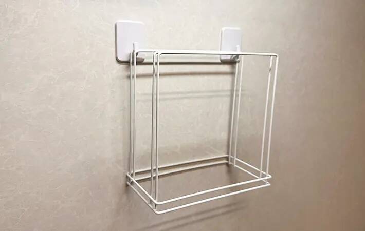 100均のワイヤーふきんかけに『じゃない物』をかけてみた　収納力が抜群で「もう1個欲しい」「家中で使える」