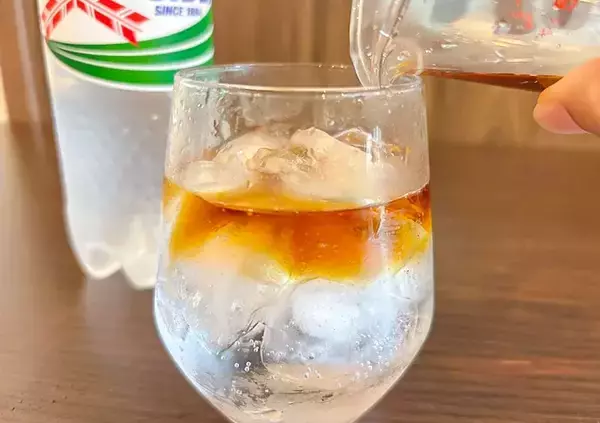 「アイスコーヒーに『半分』注ぐだけ！　思わぬ飲み方に「びっくりするほど合う」」の画像