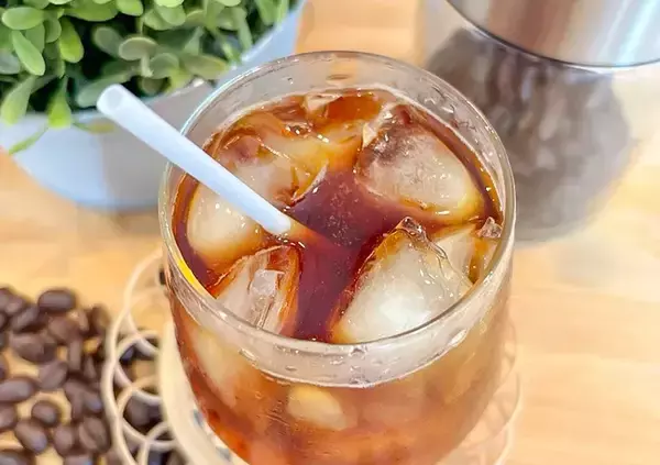 「アイスコーヒーに『半分』注ぐだけ！　思わぬ飲み方に「びっくりするほど合う」」の画像