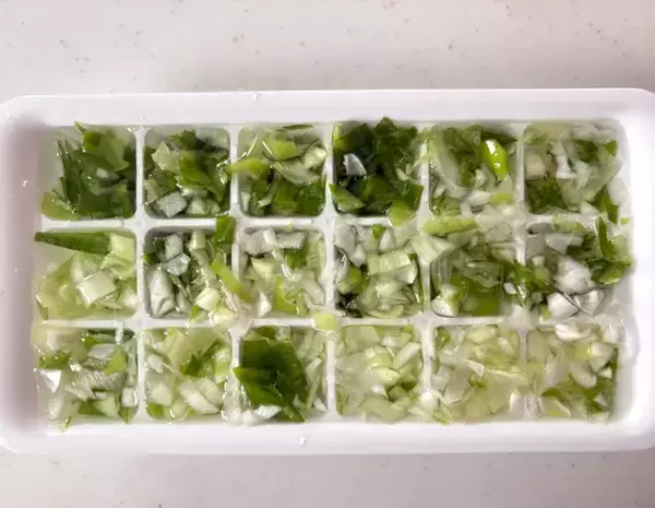 「100均で買った製氷皿　水と一緒に入れたのは…「考えた人天才」「夏に最高」」の画像
