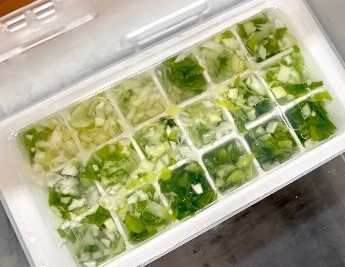 100均で買った製氷皿　水と一緒に入れたのは…「考えた人天才」「夏に最高」