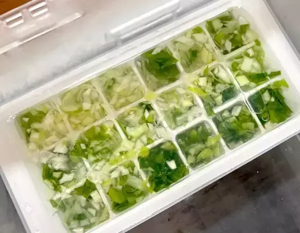 「100均で買った製氷皿　水と一緒に入れたのは…「考えた人天才」「夏に最高」」の画像