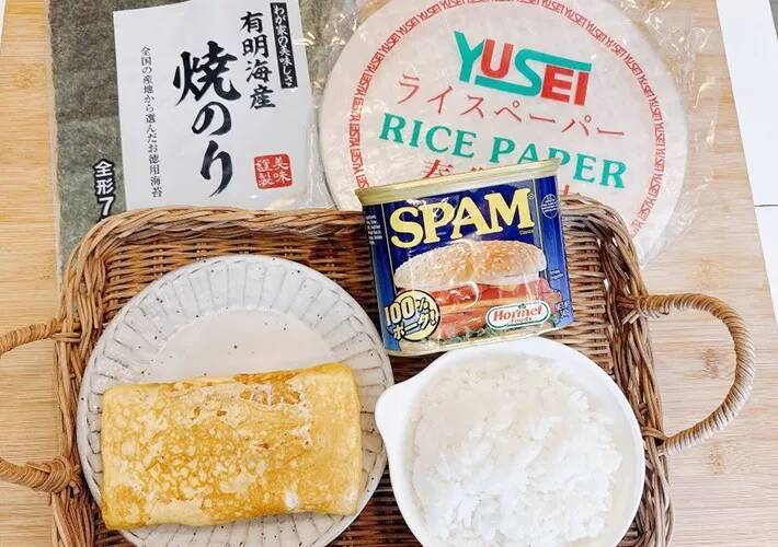 海苔だけではありません！　『進化系おにぎらず』を巻いた食材が？【簡単レシピ】