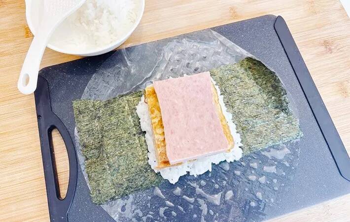 海苔だけではありません！　『進化系おにぎらず』を巻いた食材が？【簡単レシピ】