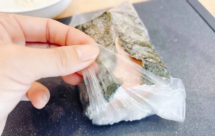 海苔だけではありません！　『進化系おにぎらず』を巻いた食材が？【簡単レシピ】