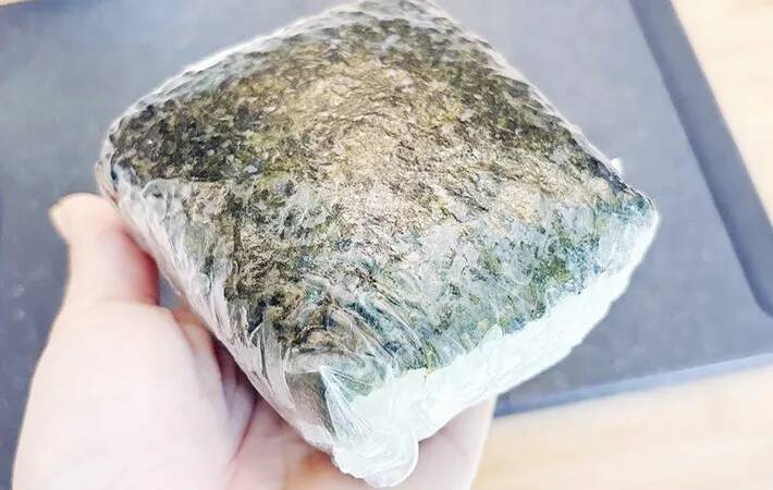 海苔だけではありません！　『進化系おにぎらず』を巻いた食材が？【簡単レシピ】