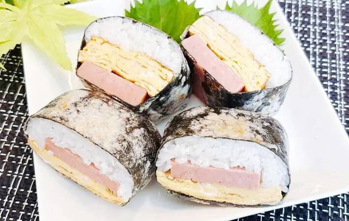 海苔だけではありません！　『進化系おにぎらず』を巻いた食材が？【簡単レシピ】