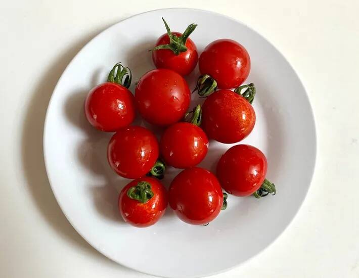 ビニール袋1枚で作る！　丸ごと凍らすだけ「ミニトマトのおやつ」に子供が大喜び