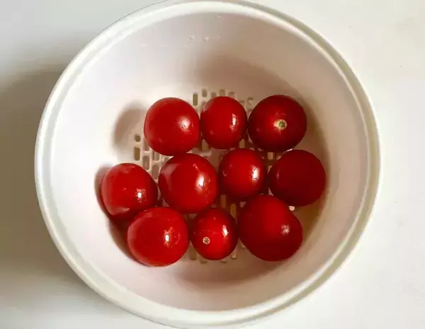 「ビニール袋1枚で作る！　丸ごと凍らすだけ「ミニトマトのおやつ」に子供が大喜び」の画像