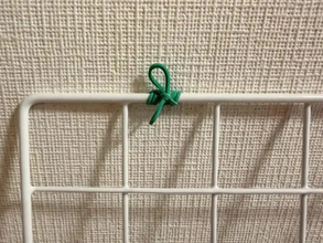 『爪切り』でパチンと切るだけ！　100均のワイヤーネットで作る即席スタンド【収納4選】