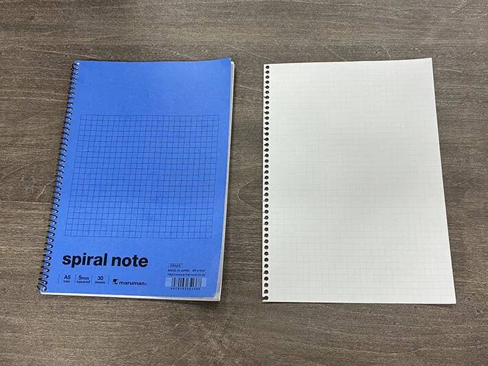 スマホが立たないイライラ、ノート1枚だけで解決！　自衛隊が教える『スタンド』の作り方