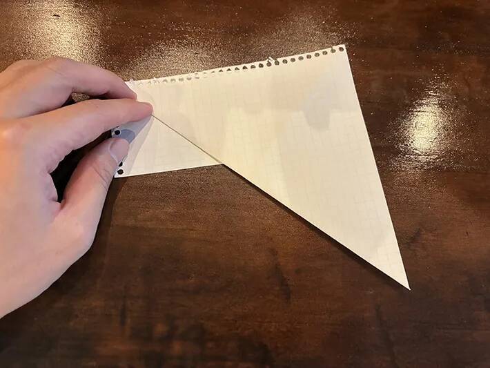 スマホが立たないイライラ、ノート1枚だけで解決！　自衛隊が教える『スタンド』の作り方