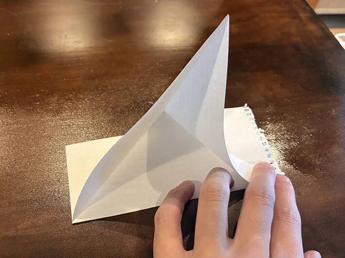 スマホが立たないイライラ、ノート1枚だけで解決！　自衛隊が教える『スタンド』の作り方
