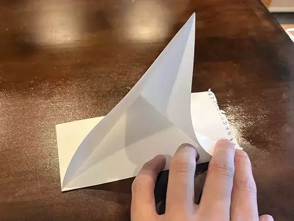 「スマホが立たないイライラ、ノート1枚だけで解決！　自衛隊が教える『スタンド』の作り方」の画像