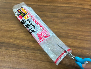 焼きそば袋が『取っ手つきゴミ袋』になる！　8cm切るだけの簡単な方法