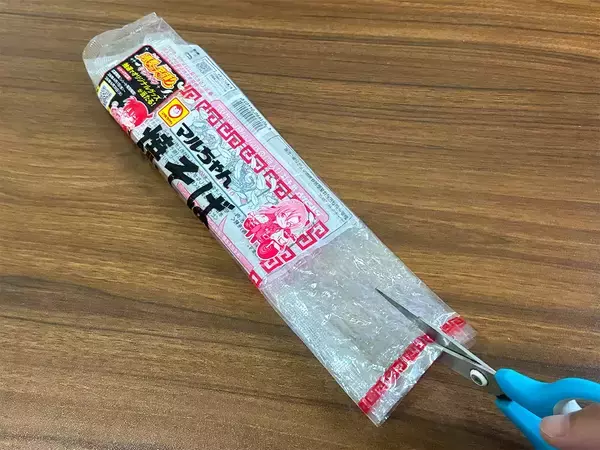 焼きそば袋が『取っ手つきゴミ袋』になる！　8cm切るだけの簡単な方法
