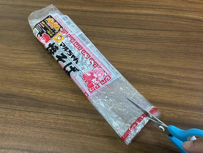 焼きそば袋が『取っ手つきゴミ袋』になる！　8cm切るだけの簡単な方法