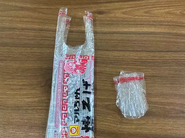 「焼きそば袋が『取っ手つきゴミ袋』になる！　8cm切るだけの簡単な方法」の画像