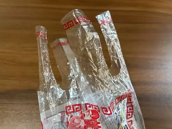「焼きそば袋が『取っ手つきゴミ袋』になる！　8cm切るだけの簡単な方法」の画像