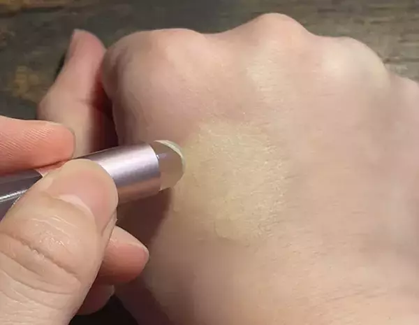 「セリアで見つけたプニプニのリップブラシ　使って大正解の仕上がりに「想像以上」「ケアもしやすい」」の画像