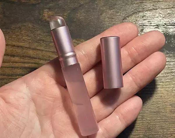 「セリアで見つけたプニプニのリップブラシ　使って大正解の仕上がりに「想像以上」「ケアもしやすい」」の画像