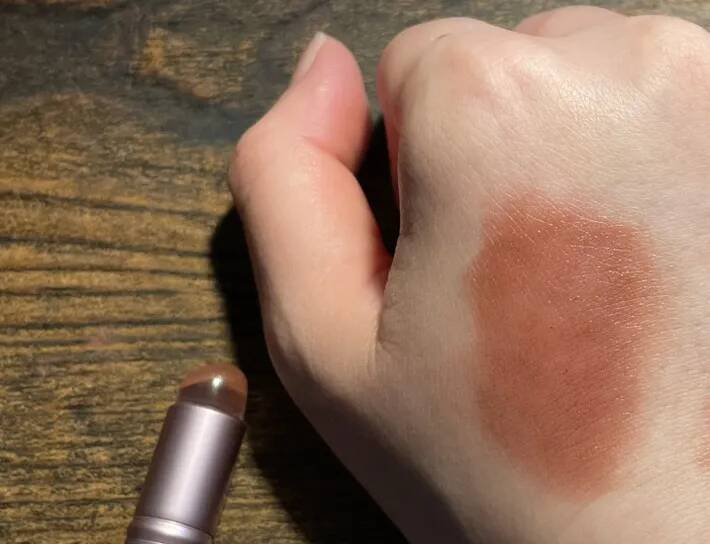 セリアで見つけたプニプニのリップブラシ　使って大正解の仕上がりに「想像以上」「ケアもしやすい」