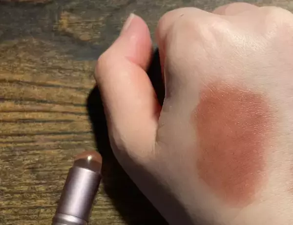 「セリアで見つけたプニプニのリップブラシ　使って大正解の仕上がりに「想像以上」「ケアもしやすい」」の画像