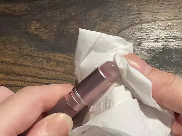 「セリアで見つけたプニプニのリップブラシ　使って大正解の仕上がりに「想像以上」「ケアもしやすい」」の画像