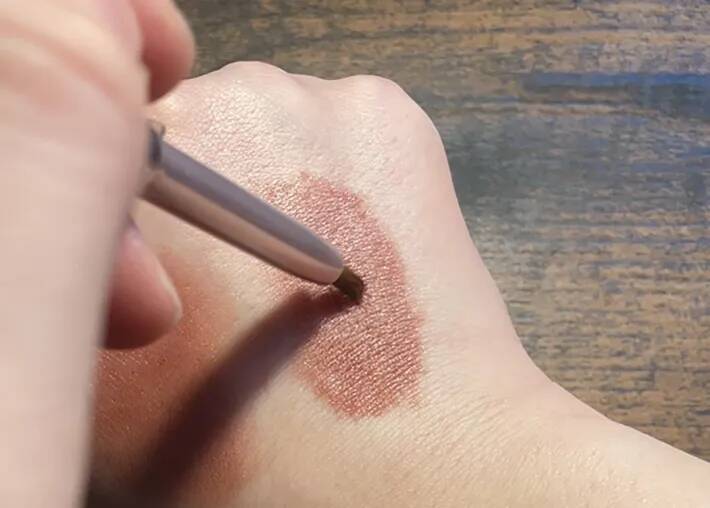 セリアで見つけたプニプニのリップブラシ　使って大正解の仕上がりに「想像以上」「ケアもしやすい」