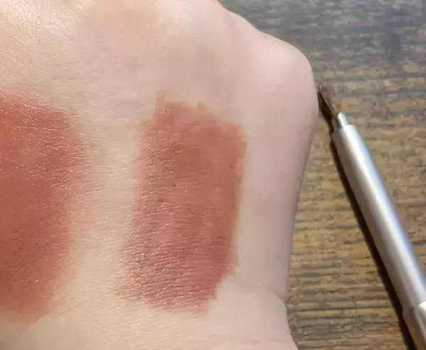 「セリアで見つけたプニプニのリップブラシ　使って大正解の仕上がりに「想像以上」「ケアもしやすい」」の画像