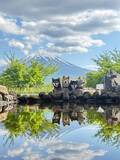 「富士山と4匹の柴犬を撮影したら？　水面に映る姿に「ハリウッド映画みたい」」の画像2