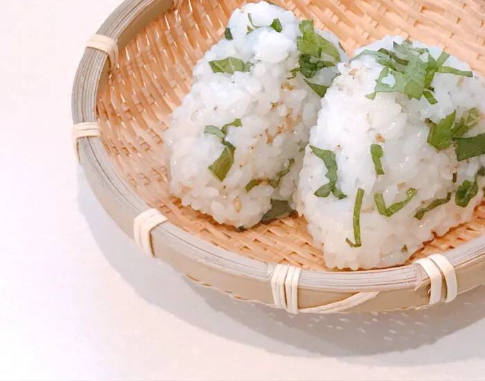 大葉とミョウガは温かいご飯に混ぜてみて！　暑い日でも「後味さっぱり」【おにぎりアレンジ4選】