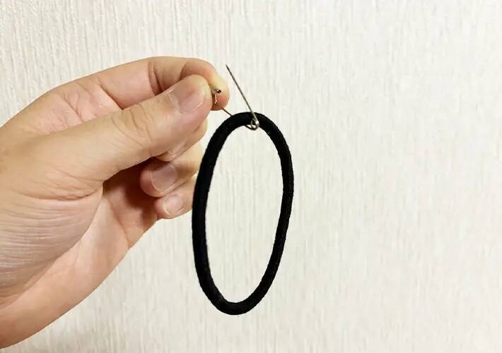ヘアゴムに安全ピンを通すと…　バッグの中身がスッキリ片づく収納術に「やってよかった」