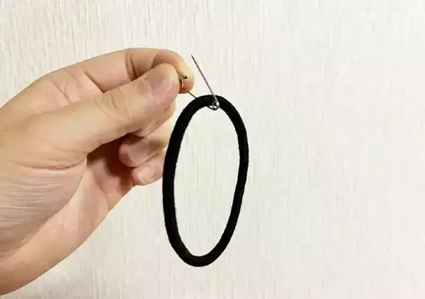 「ヘアゴムに安全ピンを通すと…　バッグの中身がスッキリ片づく収納術に「やってよかった」」の画像