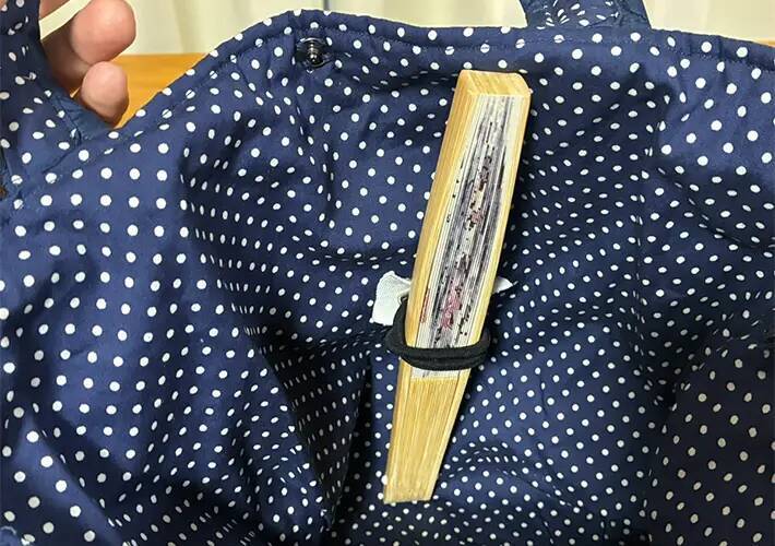 ヘアゴムに安全ピンを通すと…　バッグの中身がスッキリ片づく収納術に「やってよかった」