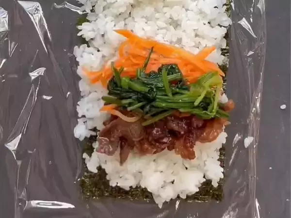 巻き簾は使いません！プロが教える海苔巻きの裏ワザ　まず海苔を半分に折って…