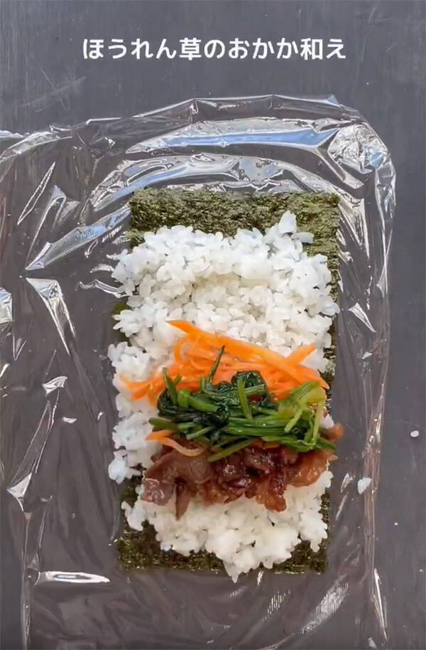 巻き簾は使いません！プロが教える海苔巻きの裏ワザ　まず海苔を半分に折って…