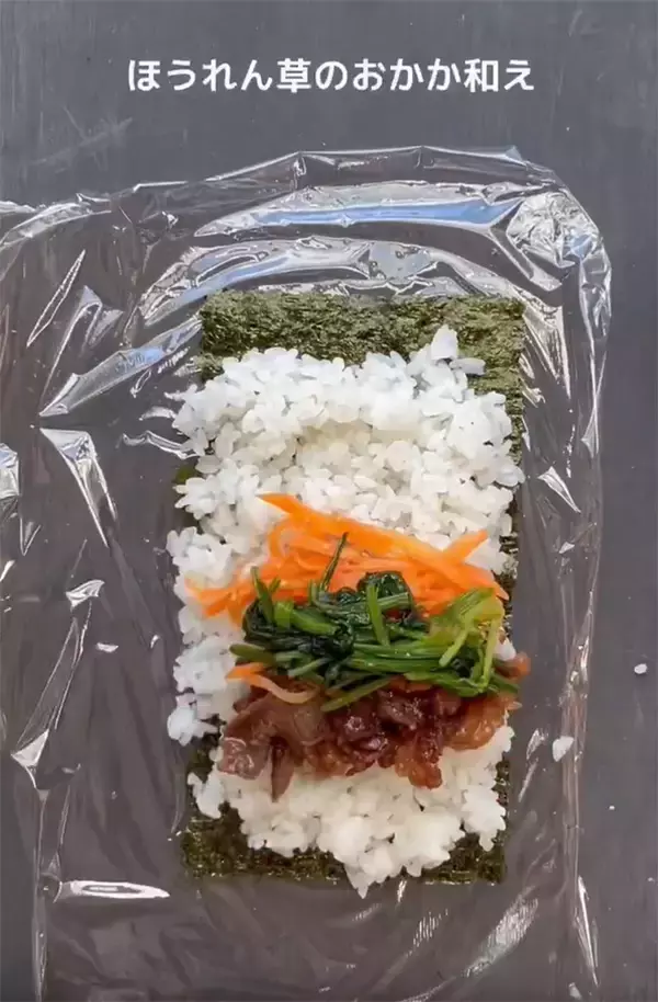 「巻き簾は使いません！プロが教える海苔巻きの裏ワザ　まず海苔を半分に折って…」の画像