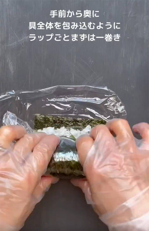 巻き簾は使いません！プロが教える海苔巻きの裏ワザ　まず海苔を半分に折って…