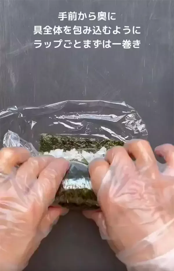 「巻き簾は使いません！プロが教える海苔巻きの裏ワザ　まず海苔を半分に折って…」の画像