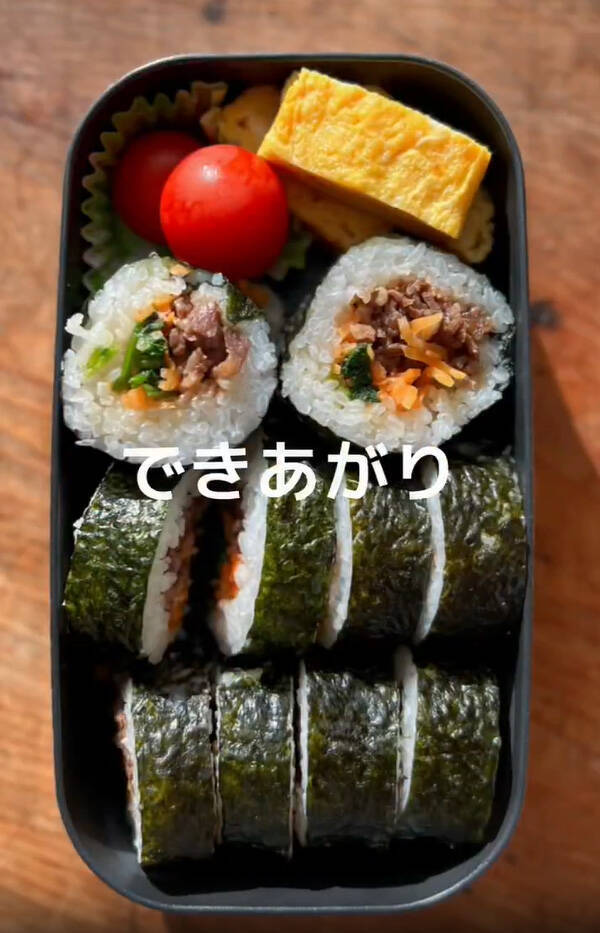 巻き簾は使いません！プロが教える海苔巻きの裏ワザ　まず海苔を半分に折って…