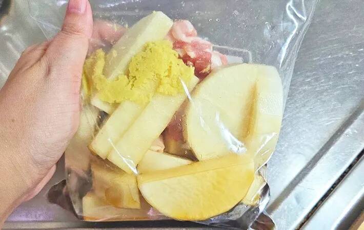 余った大根が主役に！　ジッパー袋で豚バラ大根、作り方に「混ぜて冷凍するだけ」