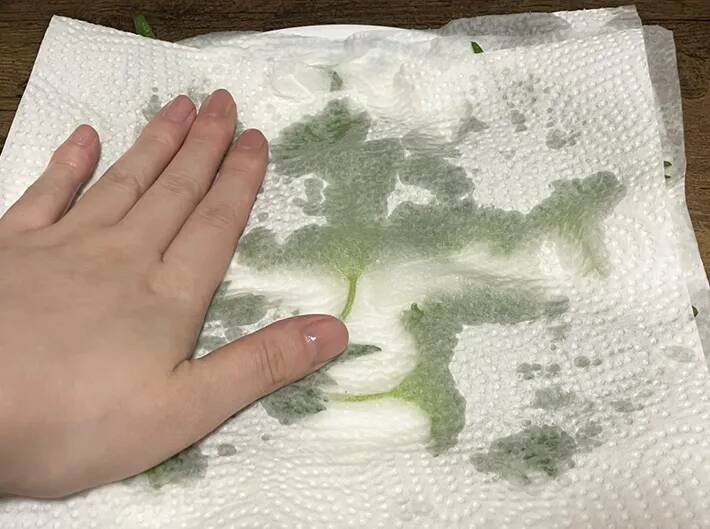 大葉は刻まず『砕く』！　電子レンジに3分入れるアイディアに「カリカリ食感」「大量消費にいい」