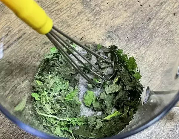 「大葉は刻まず『砕く』！　電子レンジに3分入れるアイディアに「カリカリ食感」「大量消費にいい」」の画像