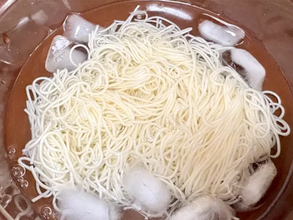 そうめんに「小さじ1杯」混ぜたのは…　意外な味つけに「具なしでもいい」「めんつゆに飽きたらコレ」