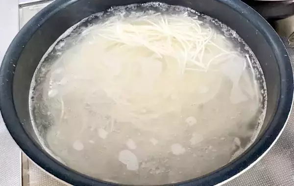 「そうめんに「小さじ1杯」混ぜたのは…　意外な味つけに「具なしでもいい」「めんつゆに飽きたらコレ」」の画像