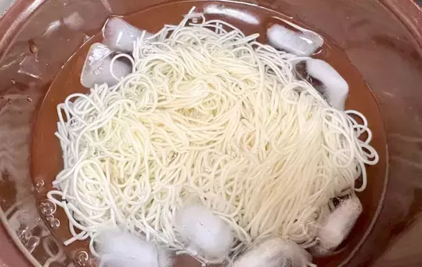 「そうめんに「小さじ1杯」混ぜたのは…　意外な味つけに「具なしでもいい」「めんつゆに飽きたらコレ」」の画像